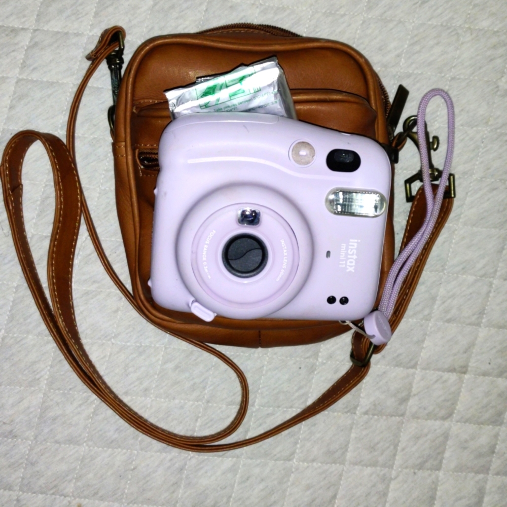 Instax, new with leather bag & fim in w extra film